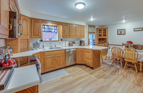 Mount Pleasant Mills House | Tranquil Mt Pleasant Mills Retreat on 60-Acre Farm