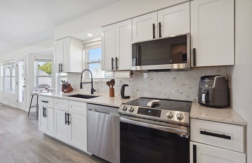 Reynoldsburg Villa | Tranquil Pet Friendly Retreat by by Estephanie Valdez