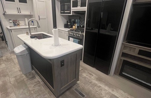 Silver Springs House | Tranquil, Quiet RV On A Private Fenced-In Farm!