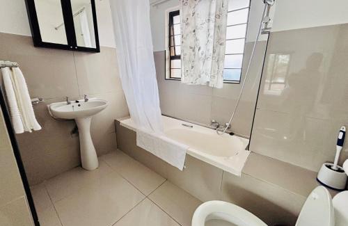 Meer En See Apartment | Tranquil Shores Modern 1BR WiFi Pool Beach