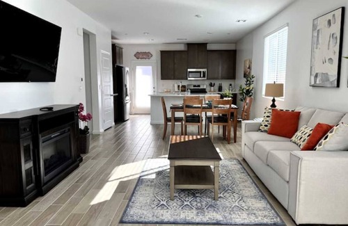 Henderson Apartment | Tranquil & Stylish ~ 5★ Location, ♛Queen Beds