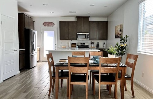 Henderson Apartment | Tranquil & Stylish ~ 5★ Location, ♛Queen Beds