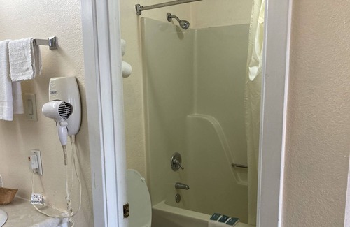 Hazen Hotel | Travel Inn Hazen Two Double Bed