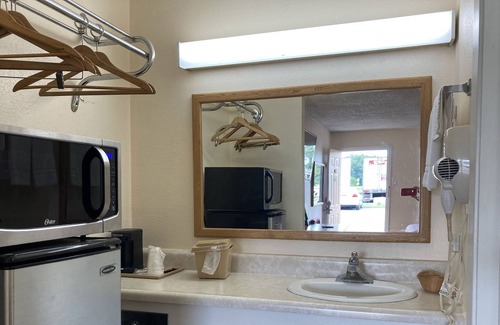 Hazen Hotel | Travel Inn Hazen Two Double Bed