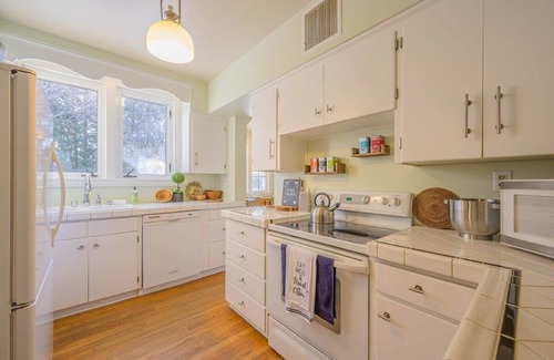 Appleton House | Traveler Oasis Downtown Area Spacious Home, PAC