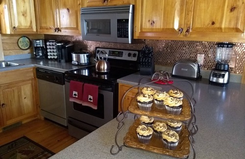 Hiawassee Cabin | Tree House Lodge-Real Log Mountain Paradise