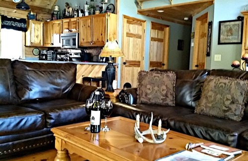 Hiawassee Cabin | Tree House Lodge-Real Log Mountain Paradise