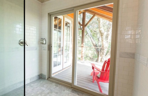 Calistoga Cottage | TREE HOUSE, WITH INDOOR/OUTDOOR SHOWER, PRIVATE DECK, POOL & INFIINITY HOT TUB