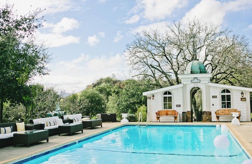 Calistoga Cottage | TREE HOUSE, WITH INDOOR/OUTDOOR SHOWER, PRIVATE DECK, POOL & INFIINITY HOT TUB