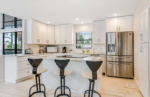 Longbeach Village House | Tree-lined home w/amazing decor & screened porch - near beach/dining