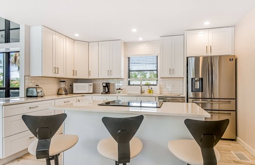 Longbeach Village House | Tree-lined home w/amazing decor & screened porch - near beach/dining