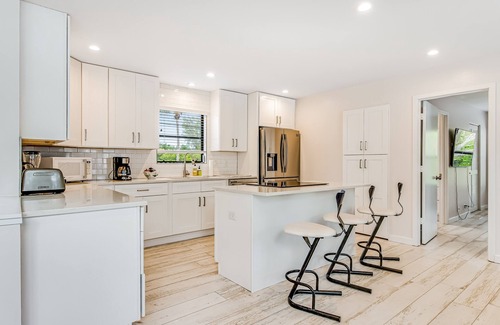 Longbeach Village House | Tree-lined home w/amazing decor & screened porch - near beach/dining