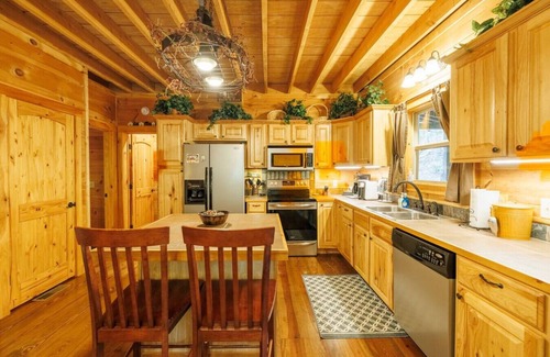 Mentone Cabin | Tree Top Retreat! Hot Tub l 3mi to Desoto Falls
