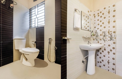 Khanapara Hotel | Treebo Urban Oasis Inn, Sixmile