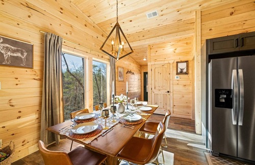 Gatlinburg Cabin | Treehouse Cabin with XLarge Outside Living Space 10 Mins from downtown!