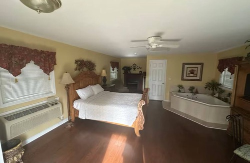 Greensboro Apartment | Treehouse on the Lake