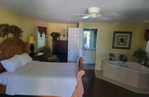 Greensboro Apartment | Treehouse on the Lake