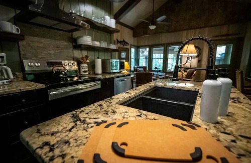 Robbinsville Cabin | Treehouse Over Creek with WiFi, private hiking trails, firepit & swimming hole