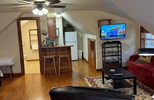 Pittsburg Apartment | Treehouse: Romantic Hideaway on Private Lake