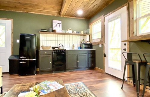 Imboden Cabin | Treehouse w/HOT TUB & Wi-Fi, secluded