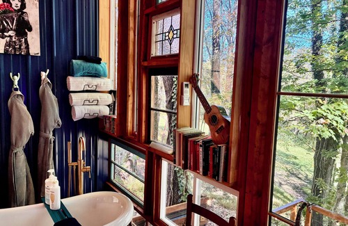 Doyle Apartment | Treehouse with Wall of Windows#Love#Waterfalls#OutdoorMovieNight#TNStateParks