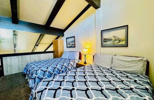 Yosemite West Apartment | Treetop Condo in Yosemite-Sleeps 6-Balcony