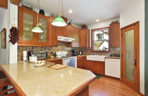 Dunsmuir Cottage | TreeTop Cottage in the trees overlooking the river