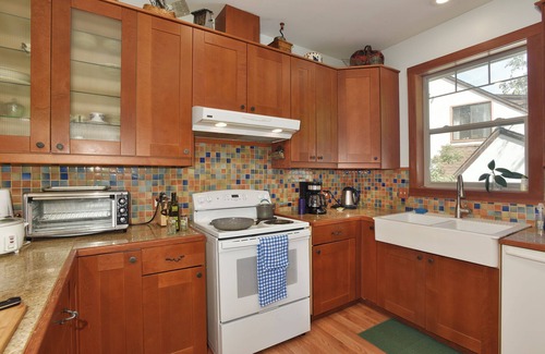 Dunsmuir Cottage | TreeTop Cottage in the trees overlooking the river