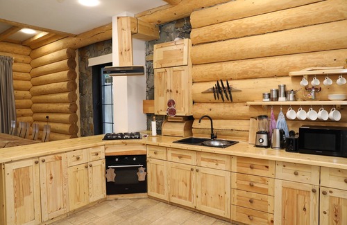 Bouvet Island Ski Chalet | Tremendous 5-bedroom chalet in Gosh with WiFi, AC,Outdoor Pool, Sauna&Jacuzzi