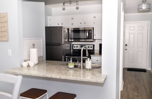 Athens Condo | TRENDY 2 BR CONDO ON S. MILLEDGE. CLEAN AND CLOSE TO EVERYTHING!/2