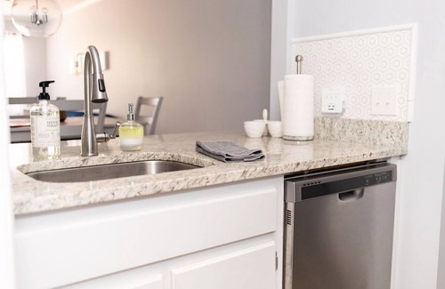 Athens Condo | TRENDY 2 BR CONDO ON S. MILLEDGE. CLEAN AND CLOSE TO EVERYTHING!/2