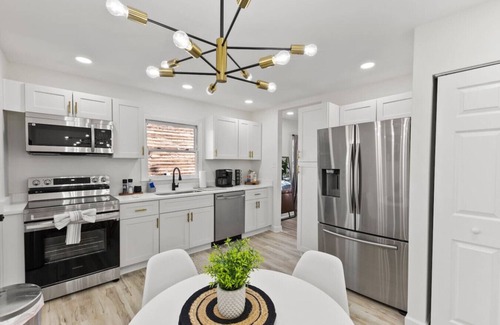 Burlington House | Trendy Getaway | Near Elon Uni