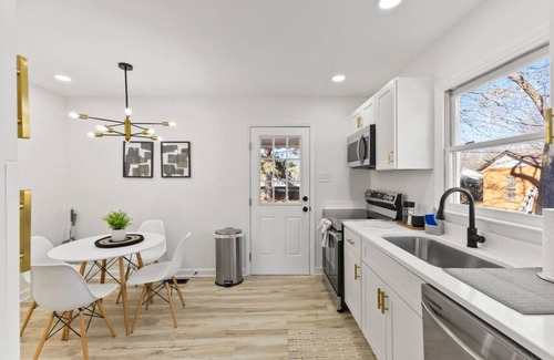 Burlington House | Trendy Getaway | Near Elon Uni