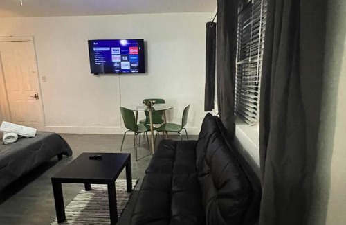 Parkside Apartment | Trendy Pads in Hollywood