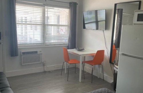 Parkside Apartment | Trendy Pads in Hollywood