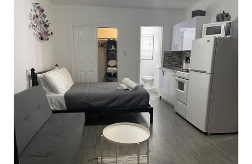 Parkside Apartment | Trendy pads in the heart of Hollywood # F