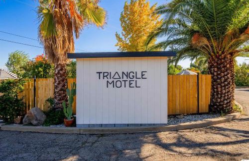 Red Bluff Hotel | Triangle Motel