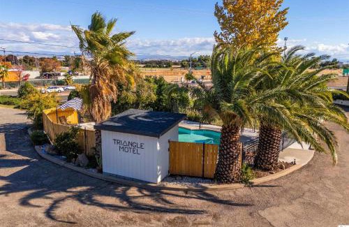 Red Bluff Hotel | Triangle Motel