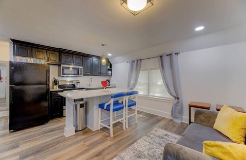 Columbia Apartment | Trim 1/1 in Gorgeous Columbia!