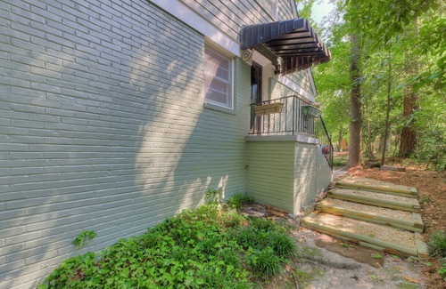 Columbia Apartment | Trim 1/1 in Gorgeous Columbia!