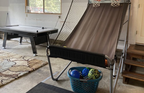 Coffee Creek Ski Chalet | Trinity Alps & Lake Family Chalet with Game Room