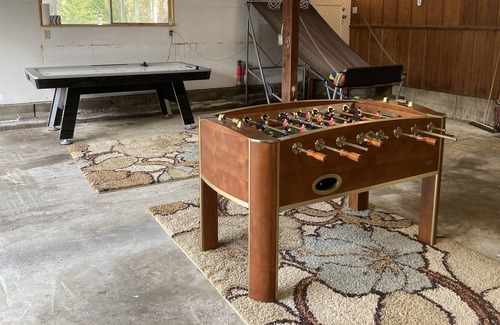 Coffee Creek Ski Chalet | Trinity Alps & Lake Family Chalet with Game Room