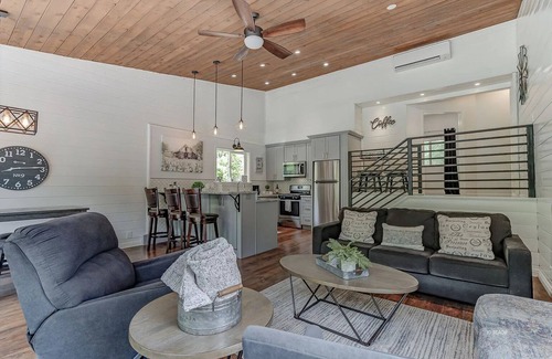 Douglas City House | Trinity River Modern Farmhouse: Private Boat Launch, Fire Pit, outdoor games