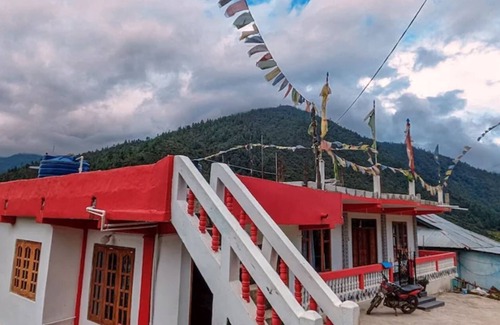 Bomdila Bed & Breakfast | TRIPLE BED DELUXE ROOM