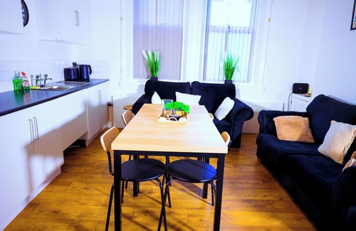 Liverpool House | Triple Room in Kensington with Ensuite Bathroom and Workspace