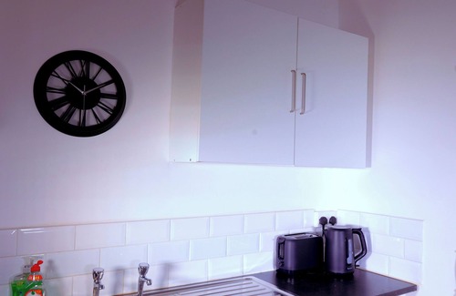 Liverpool House | Triple Room in Kensington with Ensuite Bathroom and Workspace