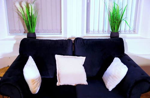 Liverpool House | Triple Room in Kensington with Ensuite Bathroom and Workspace