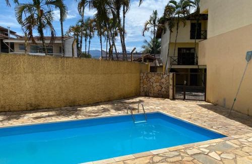 Umuarama Apartment | TRIPLEX piscina churrasqueira lava e seca Wi-Fi e 2 TVs em Condomínio com 90m2 no centro de Ubatuba