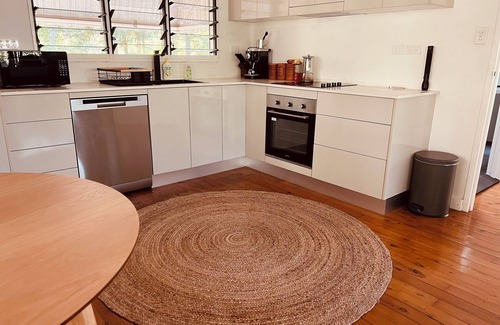 Girraween Apartment | Tropical Calm