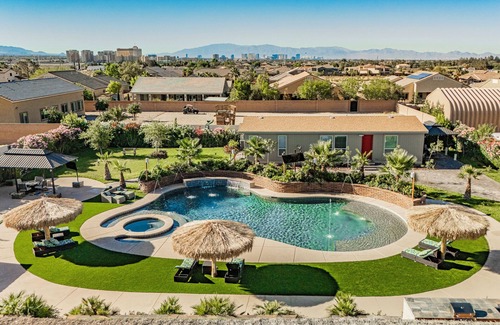 Enterprise House | TROPICAL ESCAPE IN THE HEART OF LAS VEGAS! 5 MINS TO STRIP! WEDDINGS ALLOWED!